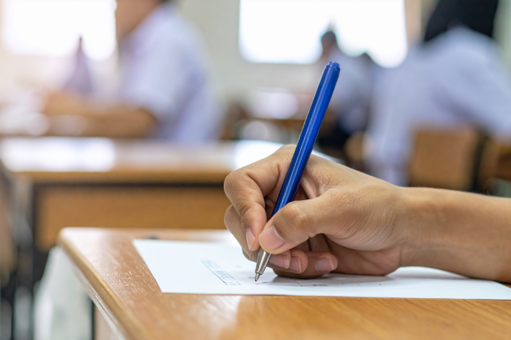 Osoba wypełniająca test teoretyczny